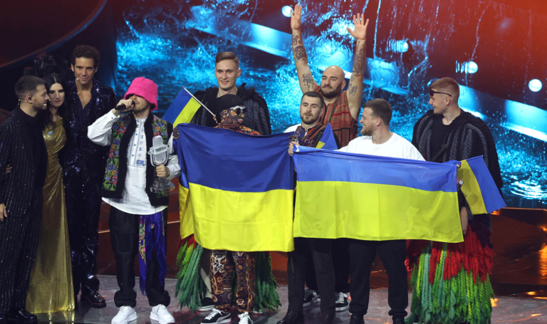 Στα supermarket και στα βενζινάδικα, όπου η ακρίβεια “θερίζει”, με… παρέα το τραγούδι της Ουκρανίας στη Eurovision